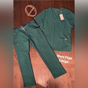 New Figs Women's Green Scrub Pants & Top Set large